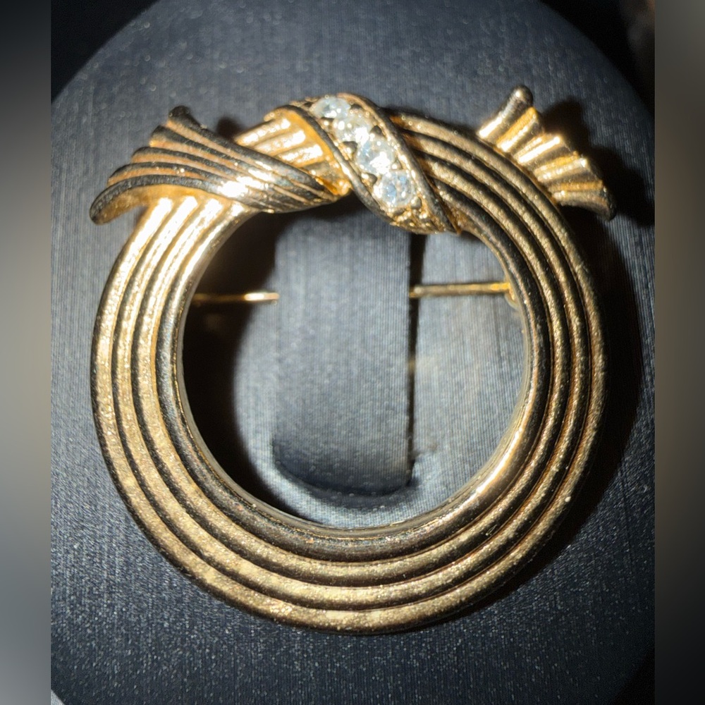 Vintage Avon Elegant Gold toned Brooch with Crystal rhinestone Accents - Picture 2 of 4